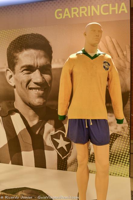 Imagem de um poster do Garrincha no Museu do Maracanã.